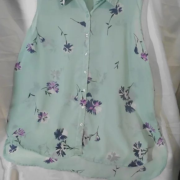 attention Mint Green Sleeveless Floral Button-Front Blouse - Picture 2 of 9